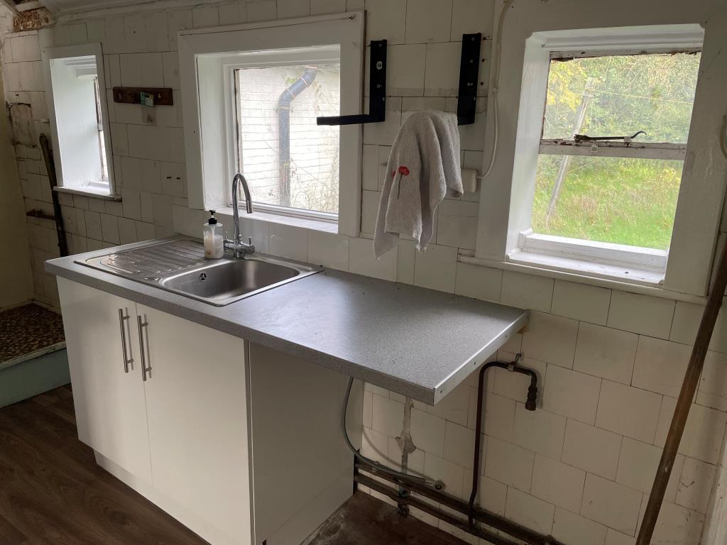 Lot: 112 - COTTAGE WITH GARDENS IN NEED OF UPDATING - Kitchen with sink unit